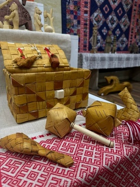 2вкаждойизбушкесвоиигрушк
